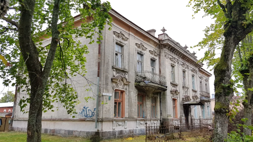 Daudzdzīvokļu ēka