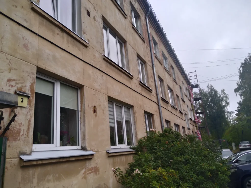 Daudzdzīvokļu ēka