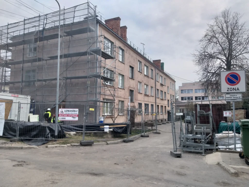 Daudzdzīvokļu ēka