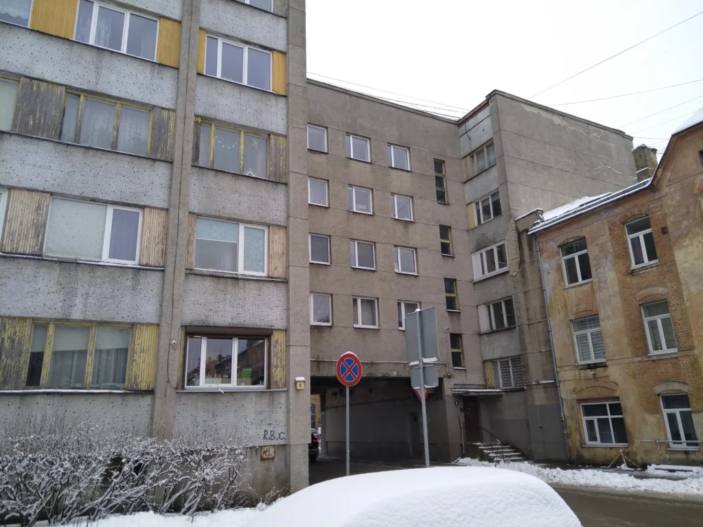 Daudzdzīvokļu ēka