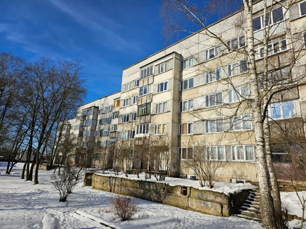 Daudzdzīvokļu ēka