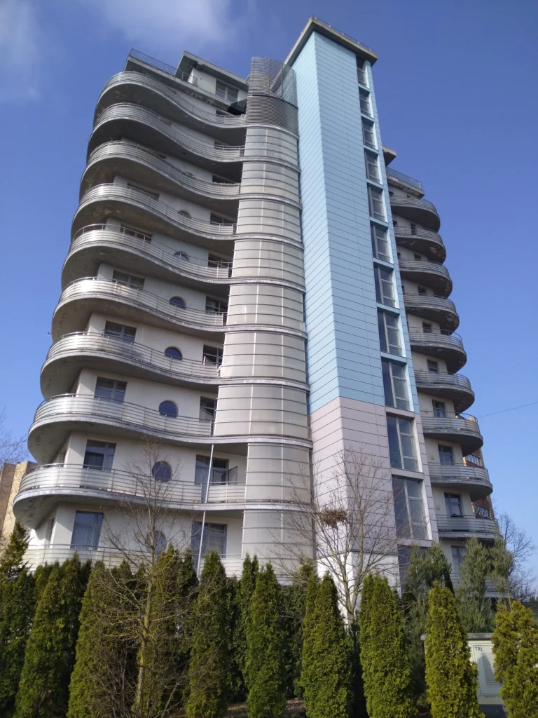 Daudzdzīvokļu ēka