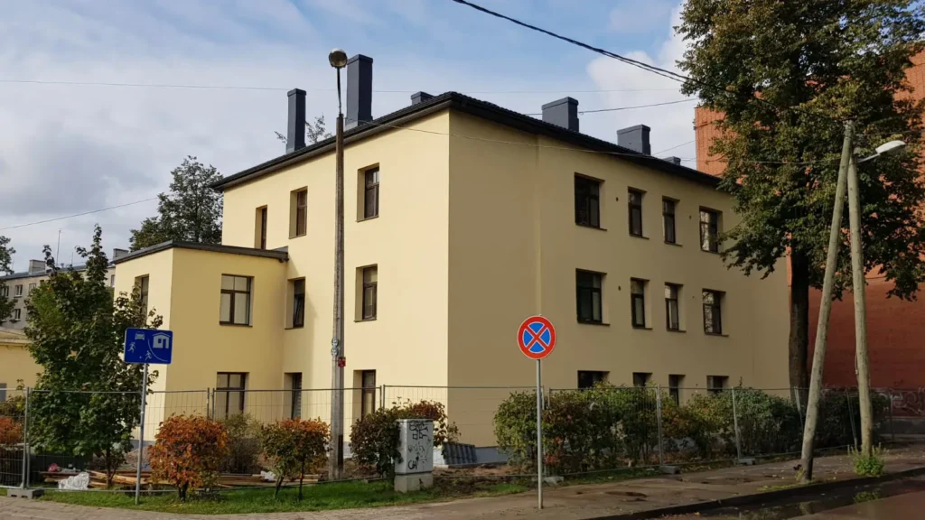 Daudzdzīvokļu ēka