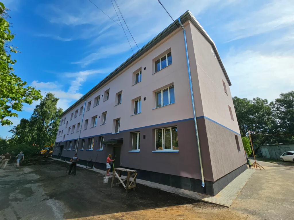 Daudzdzīvokļu ēka