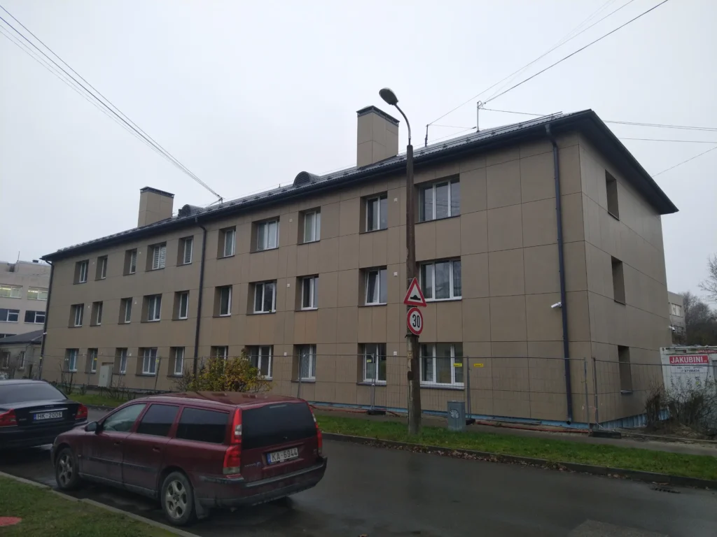 Daudzdzīvokļu ēka