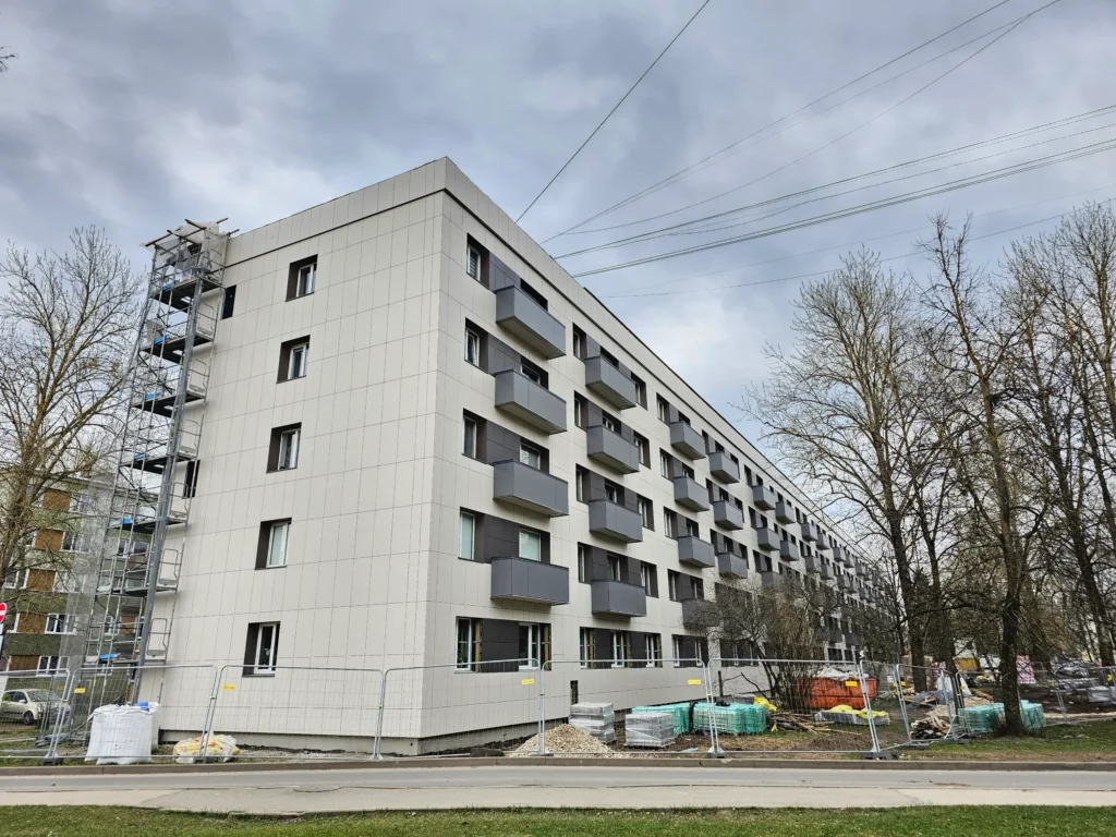 Daudzdzīvokļu ēka