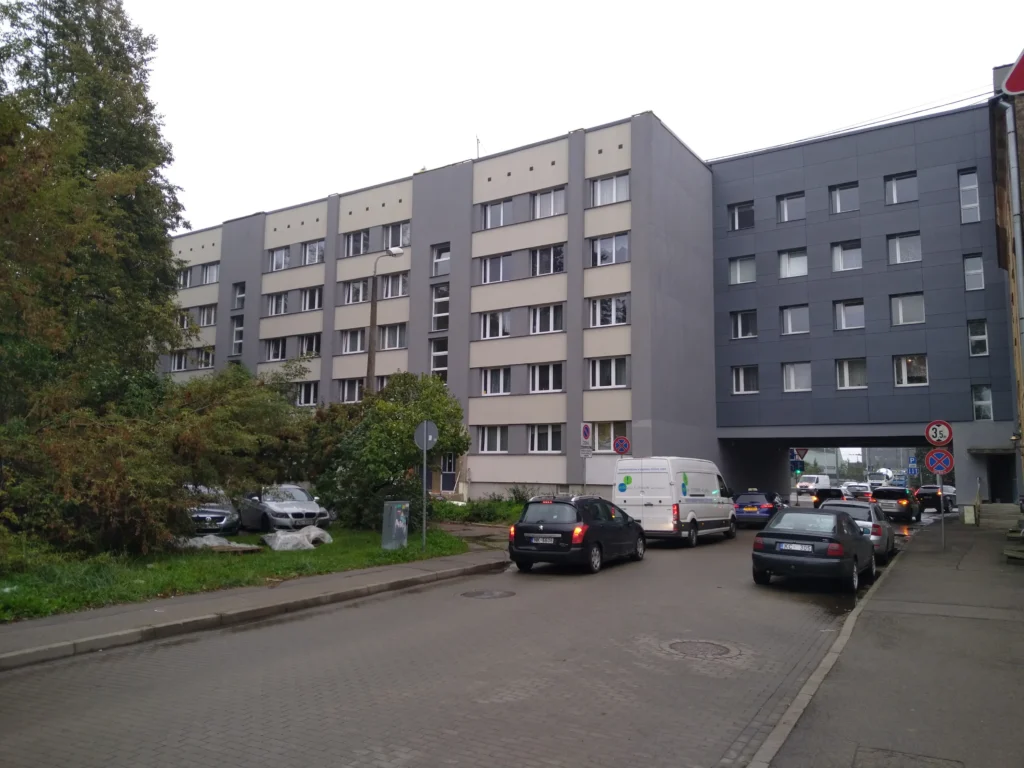 Daudzdzīvokļu ēka