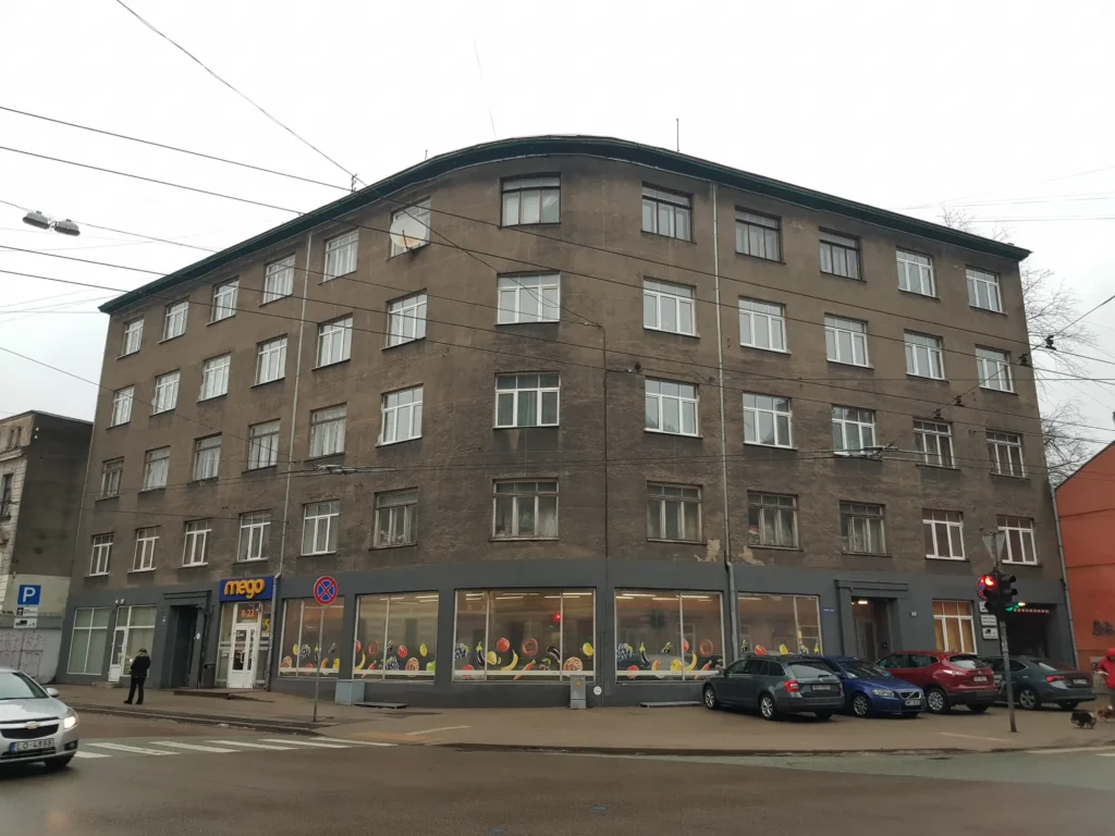 Daudzdzīvokļu ēka