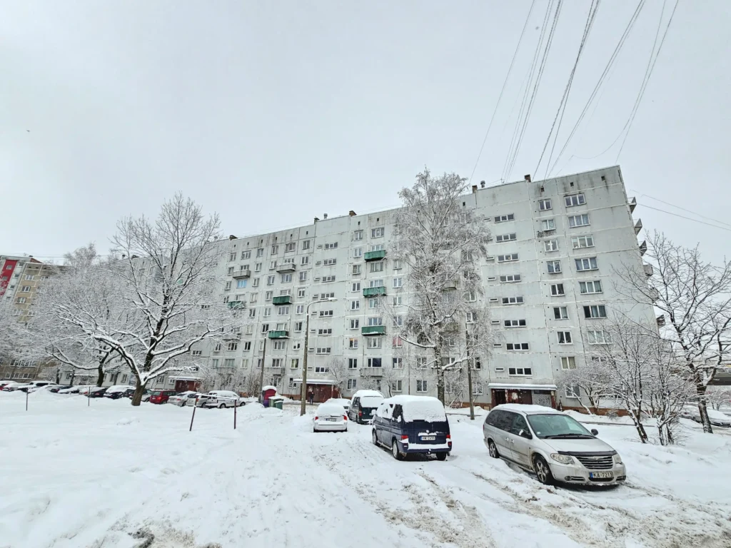 Daudzdzīvokļu ēka