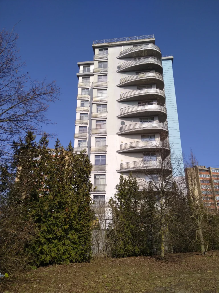 Daudzdzīvokļu ēka