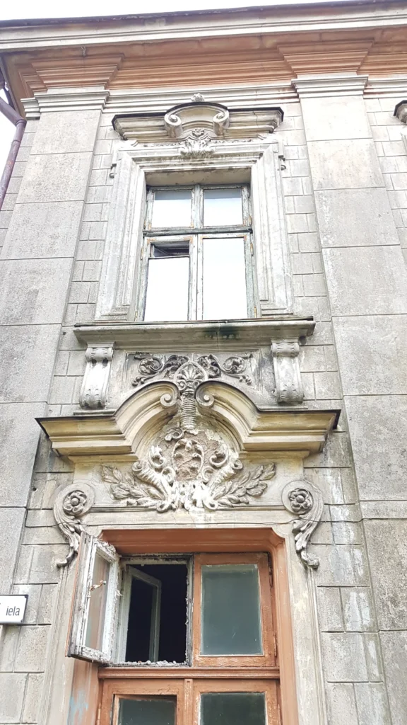 Daudzdzīvokļu ēka