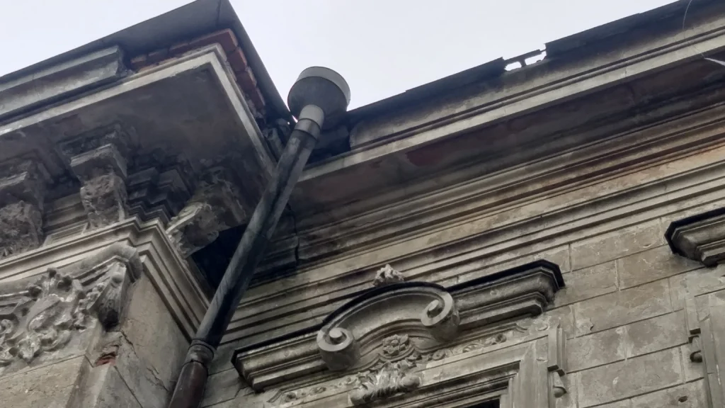 Daudzdzīvokļu ēka